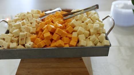 Platte-Mit-Verschiedenen-Käsewürfeln-Auf-Dem-Lebensmitteltisch,-Nahaufnahme