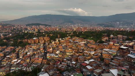Luftaufnahme-über-Ghettohäuser-In-Comuna-13,-Sonniger-Abend-In-Medellín,-Kolumbien