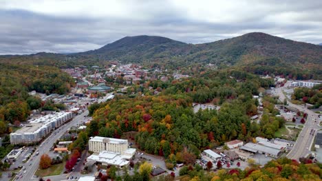 Hohe-Luftaufnahme-Im-Herbst-über-Dem-Campus-Der-Appalachian-State-University