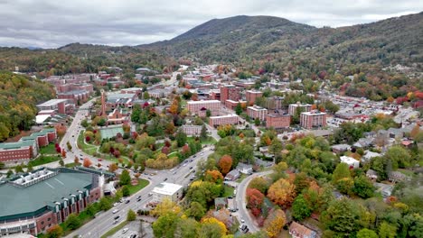 Hohe-Luftaufnahme-über-Boone,-North-Carolina,-Und-Dem-Campus-Der-Appalachian-State-University