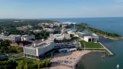 Hochauflösendes,-Wunderschönes-Panorama-Drohnen-4K-Luftbildvideo-Der-Berühmten-Northwestern-University-Und-Des-Campus-Der-Kellogg-School-Of-Management-In-Evanston,-Illinois,-An-Einem-Wunderschönen-Sommertag