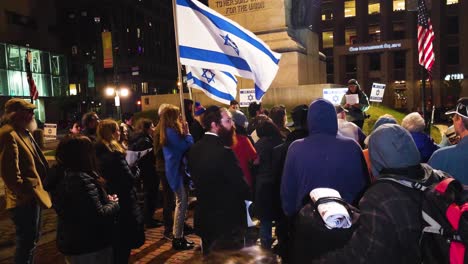 Parte-De-La-Comunidad-Judía-En-Portland-Maine-Se-Reúne-En-Apoyo-Al-Estado-De-Israel.
