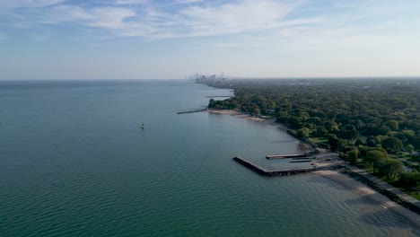 Hochauflösendes-4K-Panorama-Drohnenluftvideo-Von-Evanston-Und-Seinen-Ufern-Des-Michigan-Lake