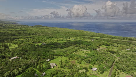 Hana-Maui-Hawaii-Luftaufnahme-V2,-überfliegende-Grüne-Weiden-Mit-üppiger-Vegetation,-Die-Ländliche-Wohnhäuser,-Den-Regionalflughafen-Und-Das-Küstenmeer-Einfangen-–-Aufgenommen-Mit-Mavic-3-Cine-–-Dezember-2022