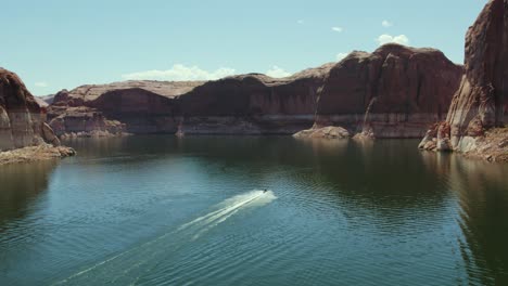 Sea-Doo-Jetski-Im-Wunderschönen-Lake-Powell-Canyon,-Drohnenlandschaft-Aus-Der-Luft