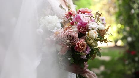 Schöne-Braut-Im-Hochzeitskleid-Mit-Buntem-Blumenstrauß,-Nahaufnahme