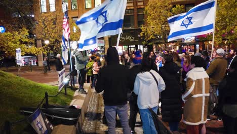 Un-Orador-Se-Dirige-A-Una-Multitud-Reunida-Para-Apoyar-Al-Estado-De-Israel-En-Portland-Con-Banderas-De-Israel-Ondeando.