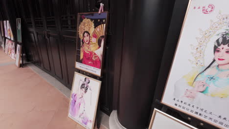Bilder-Von-Frauen-In-Traditioneller-Kleidung-Und-Make-up-Für-Chinesische-Oper,-Ausgestellt-Im-Gehweg-Des-Traditionellen-Chinesischen-Opernzentrums,-Guangzhou,-Guangdong,-China