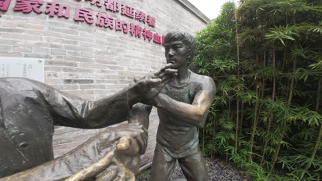 Bronzestatue-Von-Bruce-Lee-Mit-Seinem-Meister,-Die-Den-Trainingsprozess-In-Der-Nähe-Von-Bruces-Stammhaus-Darstellt