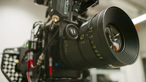 Focus-motor-on-a-professional-cinema-camera-calibrating,-turning-the-focus-ring-of-a-high-end-spherical-prime-lens