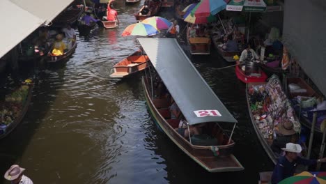 Boat-Vendors-at-Damnoen-Saduak-Floating-Market-in-Thailand