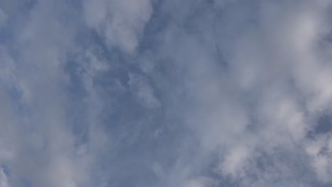 Nubes-Esponjosas-Contra-Un-Cielo-Azul-Al-Atardecer,-Lapso-De-Tiempo
