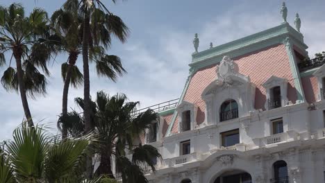 Palm-tree-and-historic-building-in-Nice-Nizza
