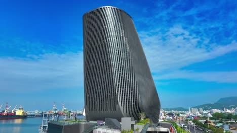 Luftaufnahme,-Die-Die-Moderne-Architektur-Des-Kreuzfahrtterminals-Kaohsiung-Vor-Blauem-Himmel-Zeigt