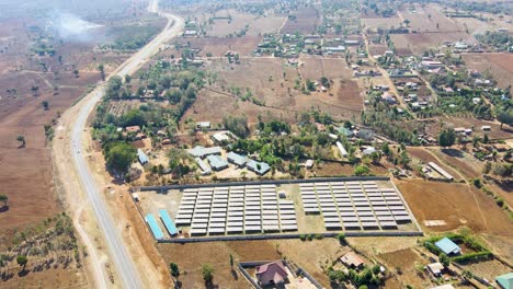 Foque-Hacia-Abajo-De-Una-Granja-De-Paneles-Solares-En-África-Rural--Energía-De-Renovación-Verde-ODS--Granja-Fotovoltaica-De-Células-De-Paneles-Solares