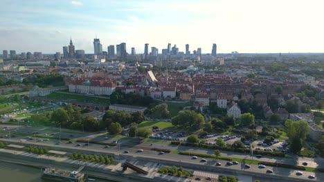 Panorama-Aéreo-De-Varsovia,-Polonia-Sobre-El-Río-Visual-Y-El-Centro-De-La-Ciudad-En-Un-Casco-Antiguo-Lejano