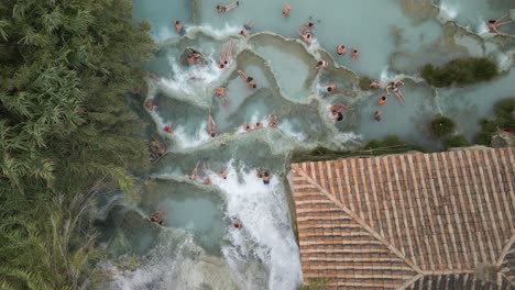 Menschen-Baden-In-Natürlichen-Wasserfällen-Und-Heißen-Quellen-Von-Saturnia