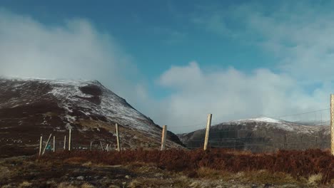 Comeragh-Mountains,-Waterford,-Irland,-Blauer-Himmel-über-Schneebedeckten-Hügeln,-Weihnachtstag