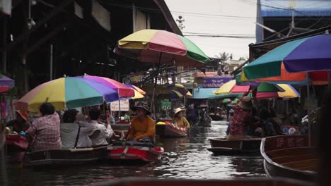 Thailand-Bootsverkäufer-Auf-Dem-Schwimmenden-Markt-Damnoen-Saduak