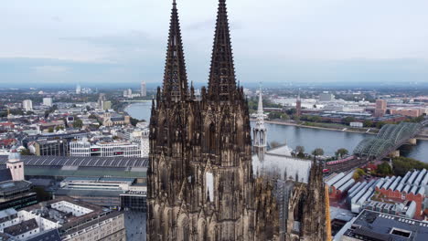 Impressive-architecture-and-twin-spires-of-Cologne-Cathedral,-drone-push-in