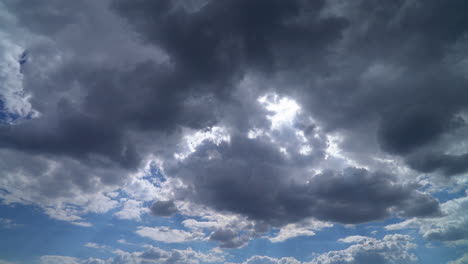 Nubes-Blancas-Y-Esponjosas-A-La-Deriva-A-Través-De-Un-Cielo-Azul-Claro