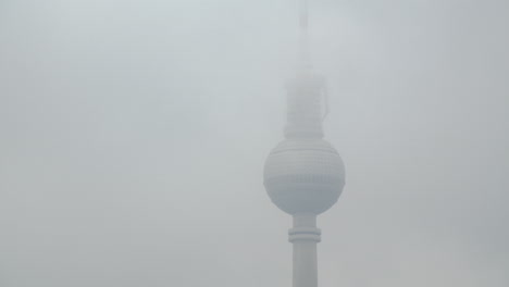 Zeitraffer-Des-Berliner-Fernsehturms,-Der-Sich-Hinter-Wolken-Im-Nebligen-Deutschland-Versteckt