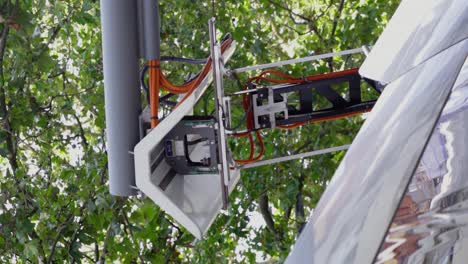 Vertikale-Aufnahme-Eines-Stromabnehmers,-Der-Vom-Dach-Des-Elektrobusses-Aufsteigt