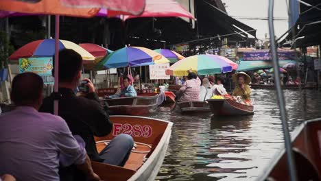 Touristen-Auf-Dem-Geschäftigen-Schwimmenden-Markt-In-Asien
