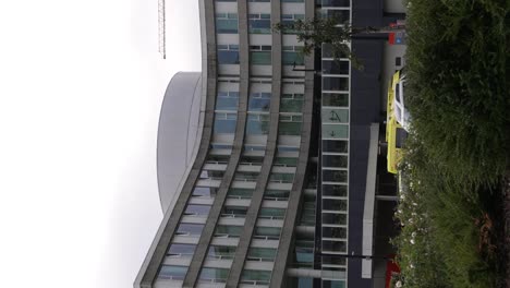 Vertikales-Video-Der-Fassade-Des-Notfall--Und-Krankenhausgebäudes