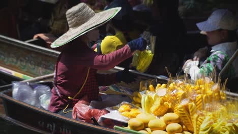 Fruit-Vendors-at-Damnoen-Saduak-Floating-Market-in-Thailand