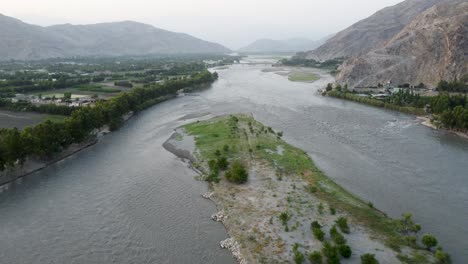 Vegetación-A-Lo-Largo-Del-Río-Kabul