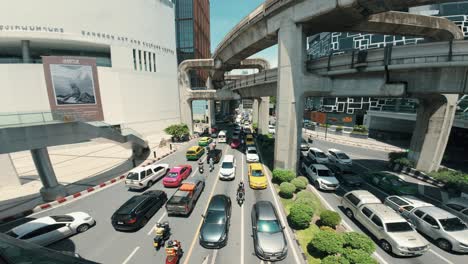 Cars-navigating-through-the-bustling-streets-of-Bangkok,-Thailand