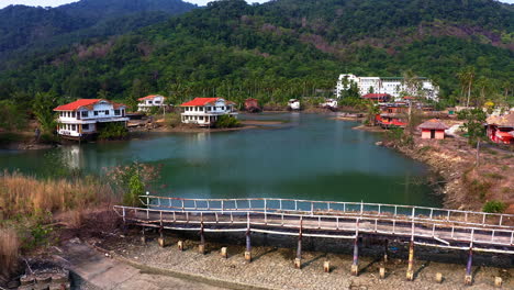 Puente-Oxidado-Y-Complejo-Abandonado-De-Koh-Chang-En-Laguna-Tropical