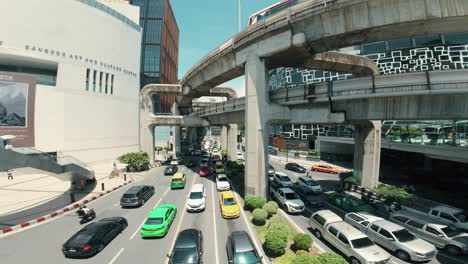 La-Bulliciosa-Ciudad-De-Bangkok-Cobra-Vida-Durante-El-Día,-Mientras-Los-Imponentes-Rascacielos-Y-Un-Vibrante-Paisaje-Urbano-Pintan-Una-Escena-Cautivadora.