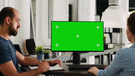 Coworkers-using-pc-with-greenscreen