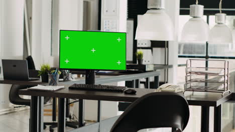 Office-desktop-pc-running-greenscreen