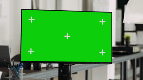 Greenscreen-computer-display-on-desktop
