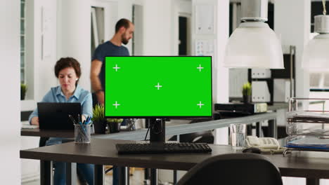 Monitor-Mit-Greenscreen-Auf-Leerem-Schreibtisch