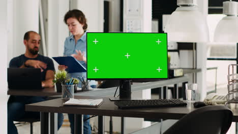 Computadora-Con-Pantalla-Verde-En-Blanco