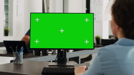 Manager-works-with-isolated-greenscreen
