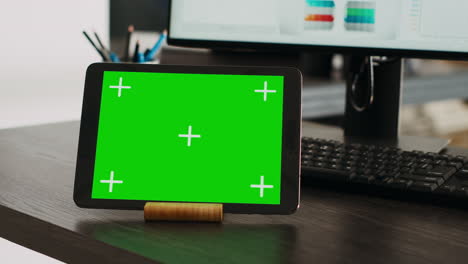 Greenscreen-projection-on-tablet