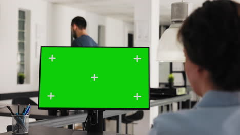 Office-manager-uses-greenscreen-on-pc