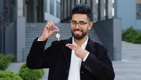 Business-man-real-estate-agent-showing-the-keys-of-new-home-house-apartment-buying,-renting-property