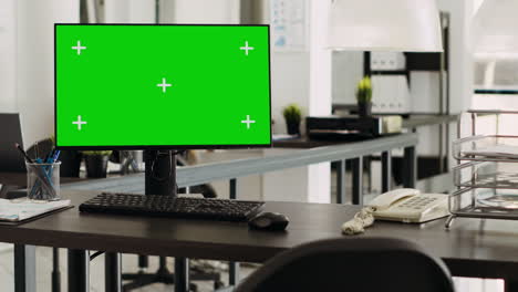 Greenscreen-desktop-in-coworking-space
