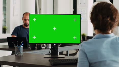 Worker-using-greenscreen-display