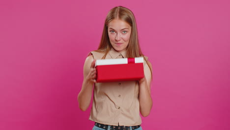 Frau-überreicht-Geburtstagsgeschenkbox,-Bietet-Verpacktes-Geschenk,-Karrierebonus,-Feiert-Party,-Verkauf