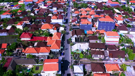 Coastal-city-of-Canggu-with-picturesque-houses-and-ocean-beyond,-Bali