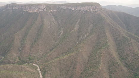 Vista-Panorámica-Del-Atardecer-Desde-El-Valle,-Mostrando-Las-Montañas-En-México