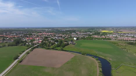 Ein-Malerischer-Blick-Auf-Häuser-Und-Grünflächen-In-Löddeköpinge,-Schweden-–-Drohne-Fliegt-Vorwärts