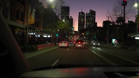 Reiseshooting-Im-Auto-Mit-Wunderschönen-Ausblicken-Auf-Die-Gebäude-Und-Belebten-Straßen-Von-Sydney,-Australien